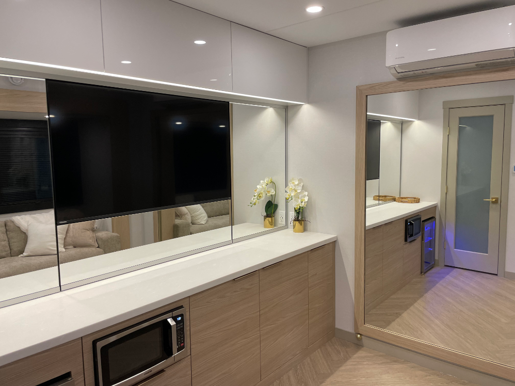 1 Room Talent interior view 3